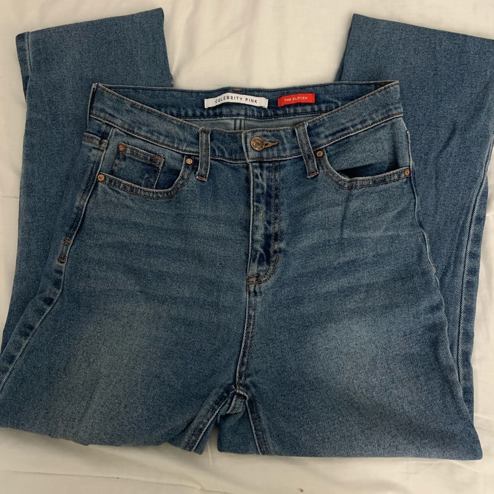 Super cute mom jeans!😍